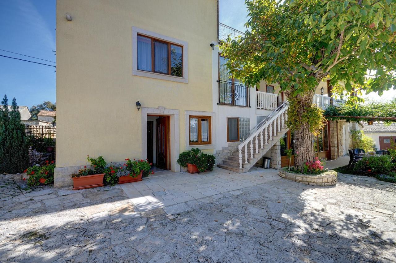 Apartments Faris Канфанар Экстерьер фото